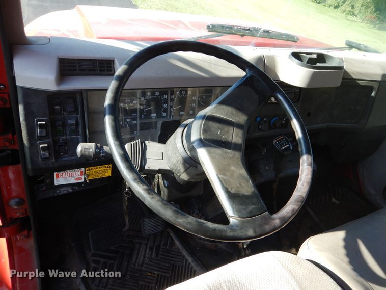 image for item FU9415 1999 International 4700 rollback truck