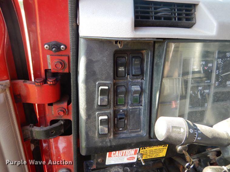 image for item FU9415 1999 International 4700 rollback truck