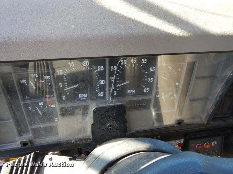 image for item FU9415 1999 International 4700 rollback truck