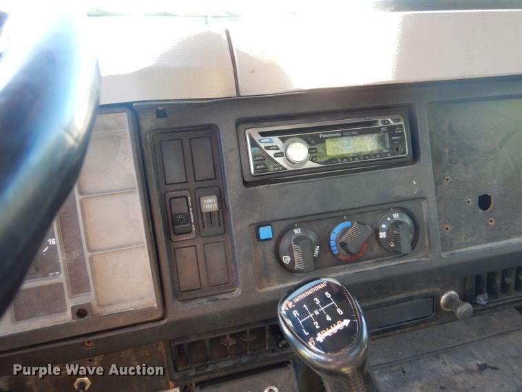 image for item FU9415 1999 International 4700 rollback truck