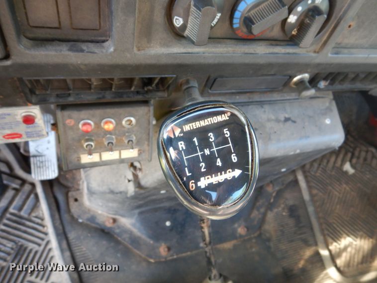 image for item FU9415 1999 International 4700 rollback truck