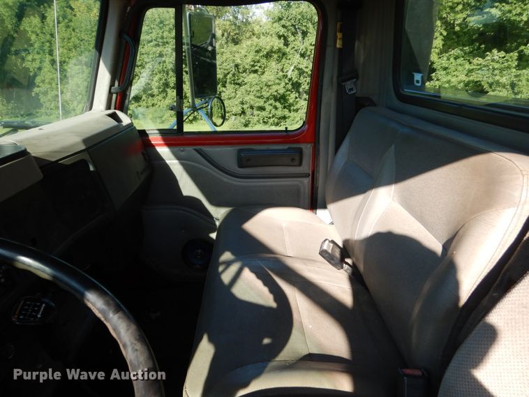 image for item FU9415 1999 International 4700 rollback truck