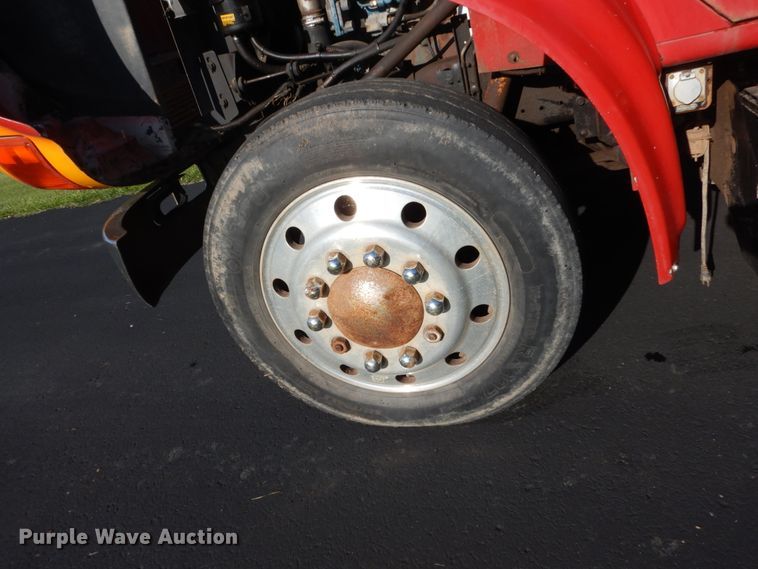 image for item FU9415 1999 International 4700 rollback truck