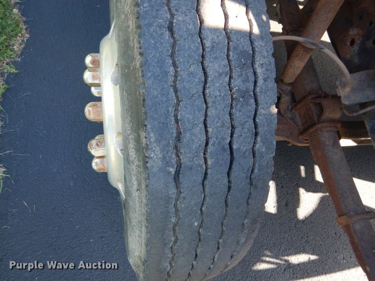 image for item FU9415 1999 International 4700 rollback truck