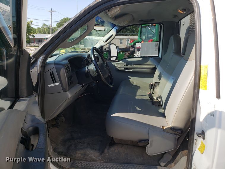 image for item FW9521 2004 Ford F450 Super Duty utility truck with crane