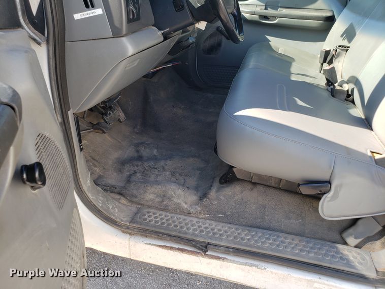 image for item FW9521 2004 Ford F450 Super Duty utility truck with crane