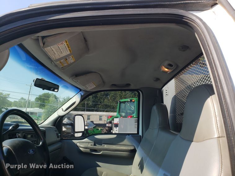 image for item FW9521 2004 Ford F450 Super Duty utility truck with crane