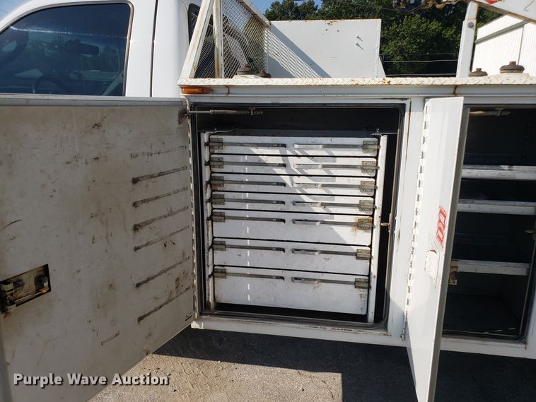 image for item FW9521 2004 Ford F450 Super Duty utility truck with crane