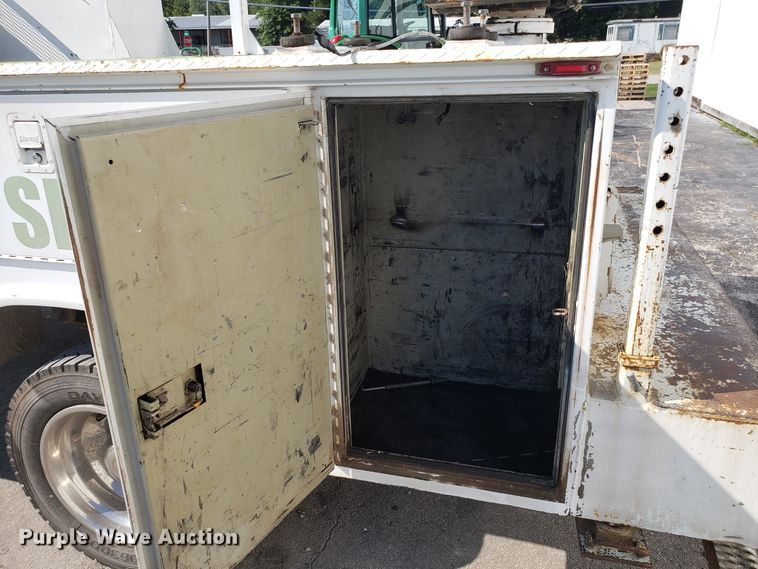 image for item FW9521 2004 Ford F450 Super Duty utility truck with crane