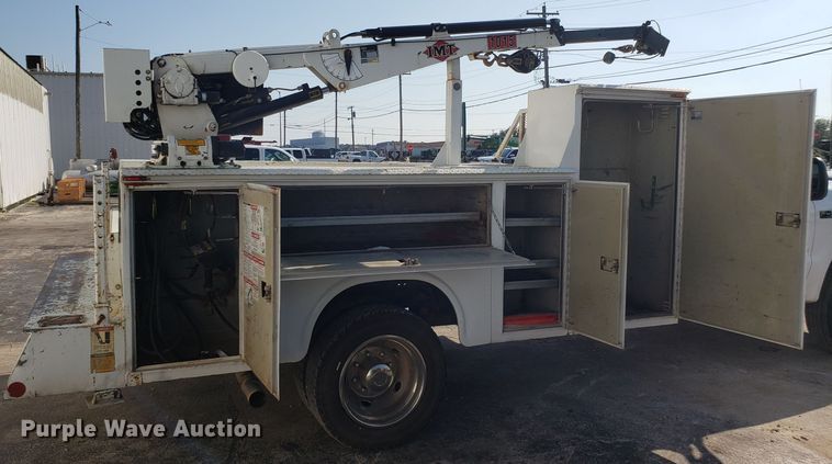 image for item FW9521 2004 Ford F450 Super Duty utility truck with crane