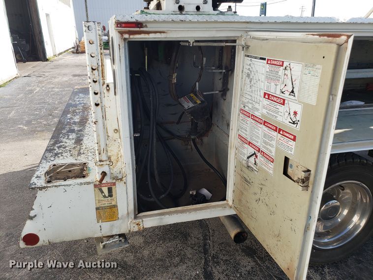 image for item FW9521 2004 Ford F450 Super Duty utility truck with crane