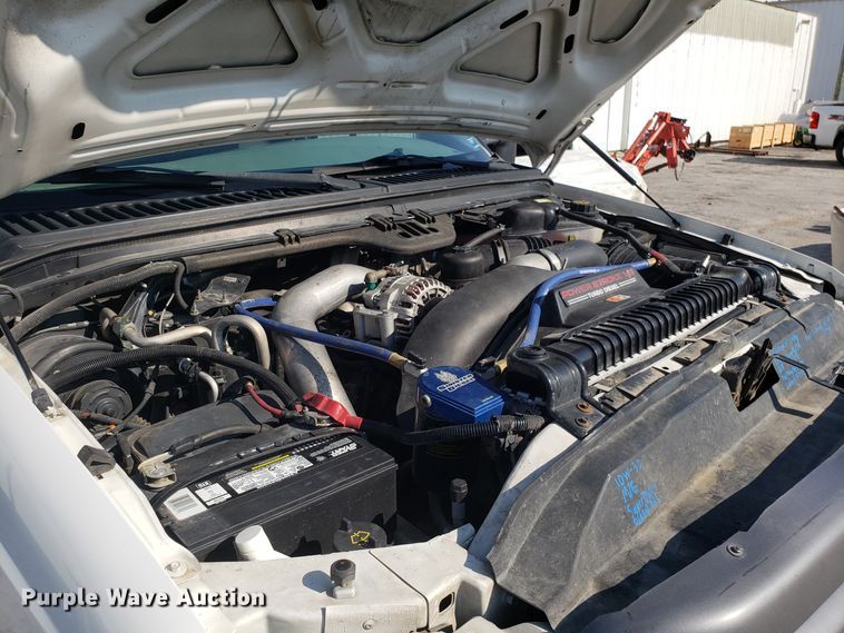 image for item FW9521 2004 Ford F450 Super Duty utility truck with crane