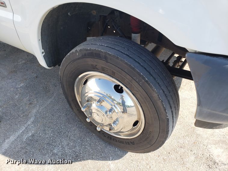 image for item FW9521 2004 Ford F450 Super Duty utility truck with crane