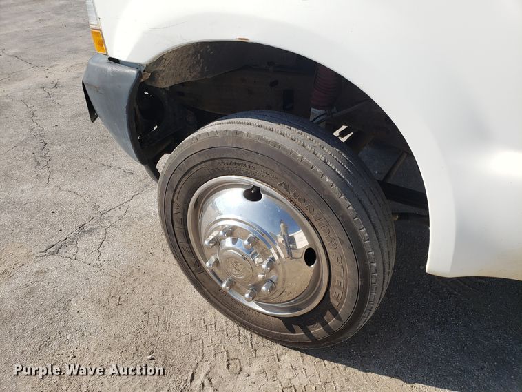 image for item FW9521 2004 Ford F450 Super Duty utility truck with crane