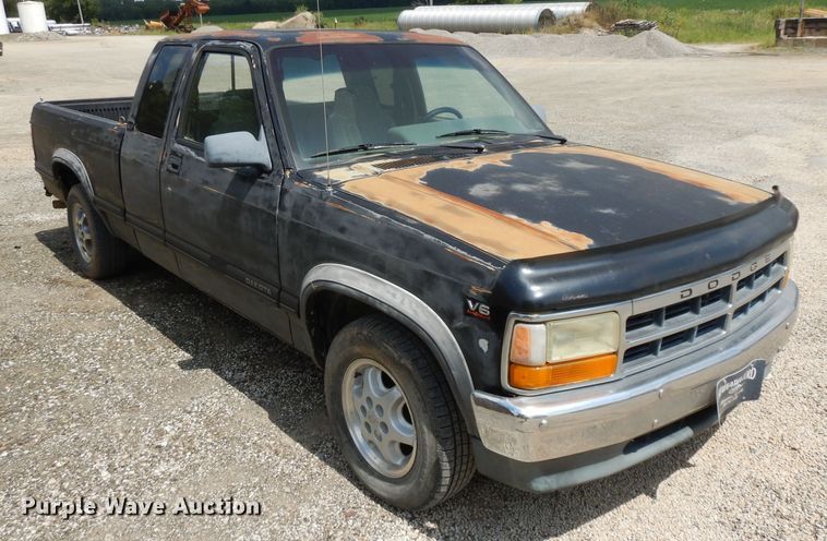 image for item GG9115 1996 Dodge Dakota Club Cab pickup truck