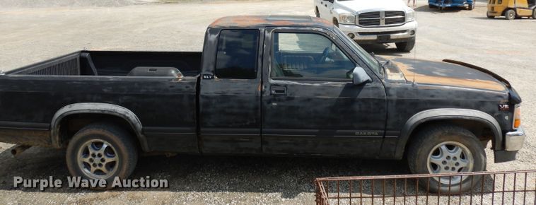 image for item GG9115 1996 Dodge Dakota Club Cab pickup truck