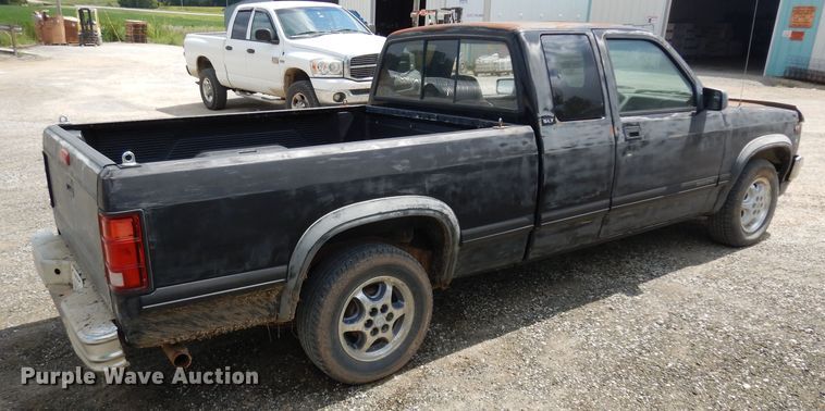 image for item GG9115 1996 Dodge Dakota Club Cab pickup truck