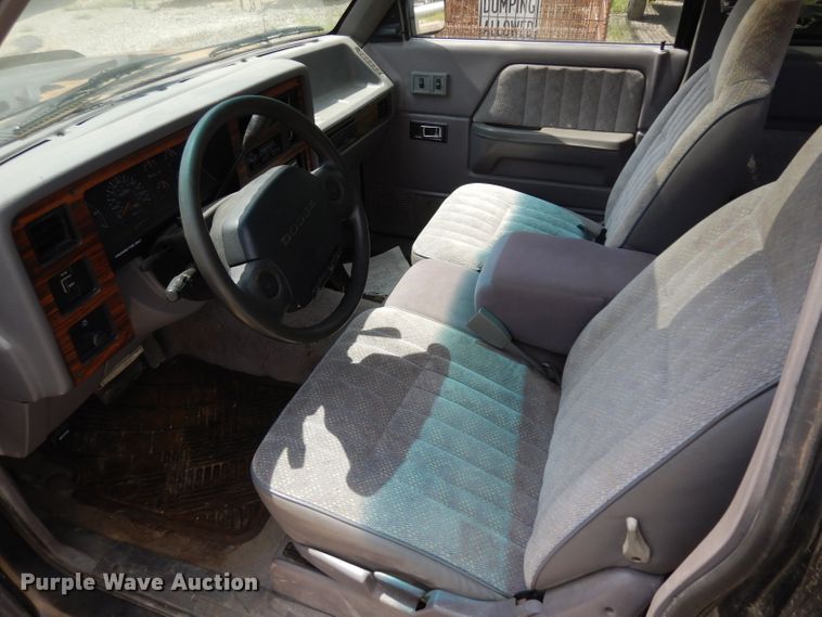 image for item GG9115 1996 Dodge Dakota Club Cab pickup truck