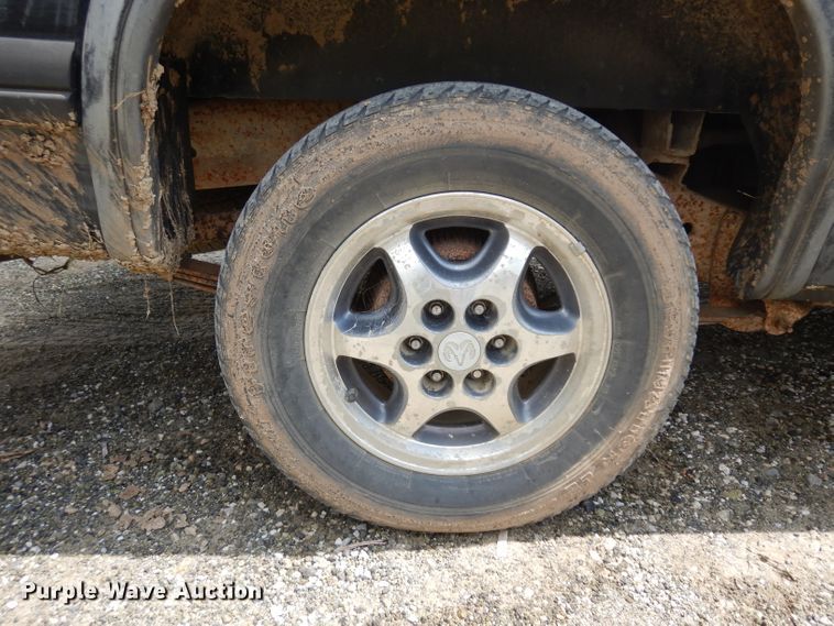 image for item GG9115 1996 Dodge Dakota Club Cab pickup truck