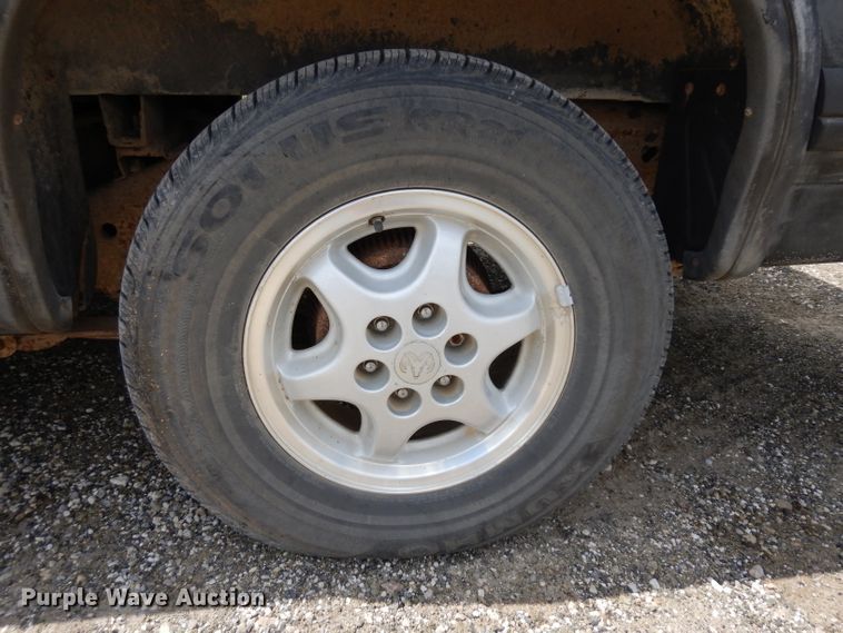 image for item GG9115 1996 Dodge Dakota Club Cab pickup truck