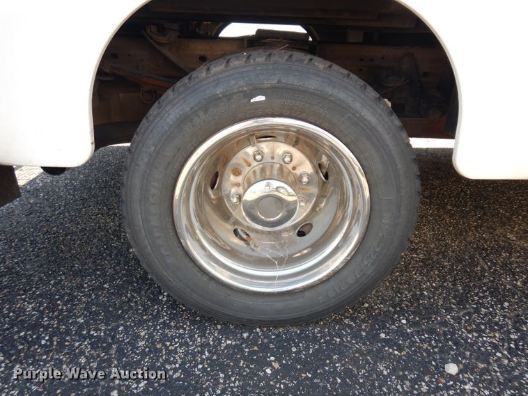 image for item GG9172 2001 Ford F550 Crew Cab utility truck