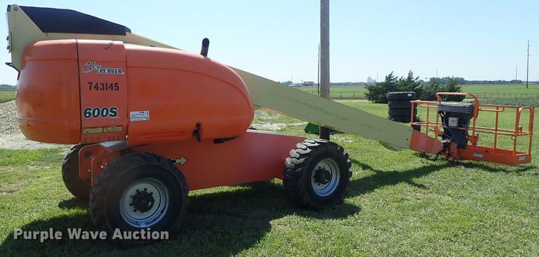 image for item DE0990 2008 JLG 600S boom lift