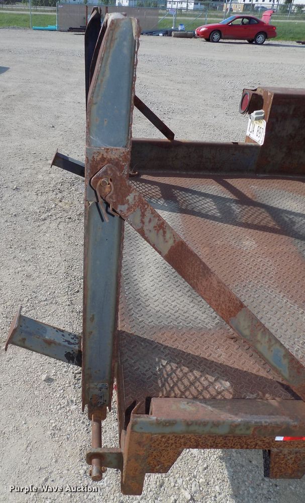 image for item DE7776 1996 EP Duo Lift T120TB utility trailer