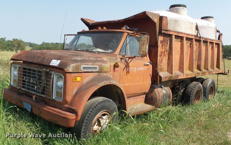 image for item DE7968 1971 GMC dump truck