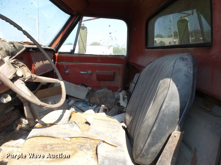 image for item DE7968 1971 GMC dump truck