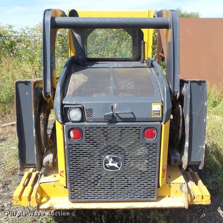 image for item DF0796 2015 John Deere 333E skid steer
