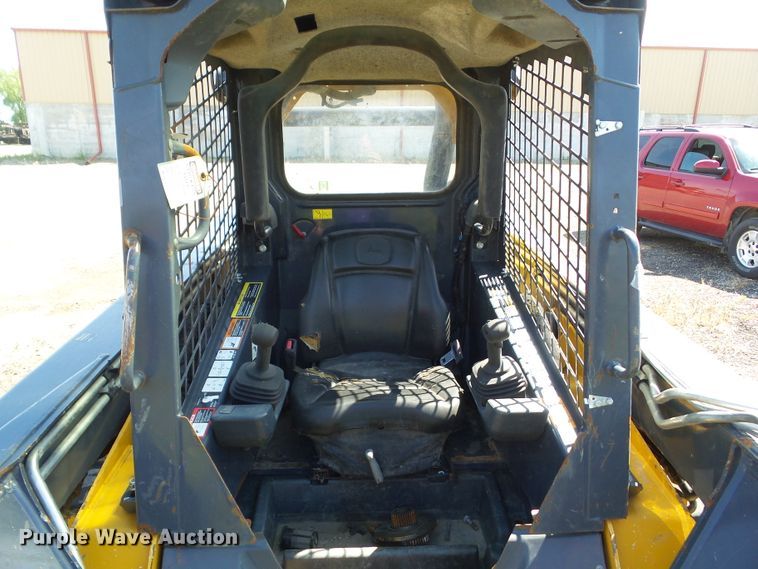 image for item DF0796 2015 John Deere 333E skid steer