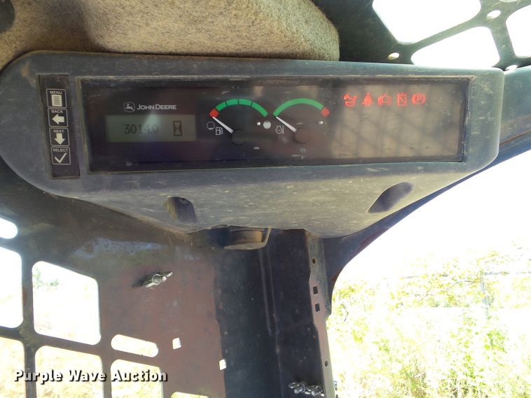 image for item DF0796 2015 John Deere 333E skid steer