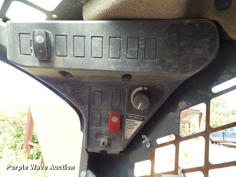 image for item DF0796 2015 John Deere 333E skid steer