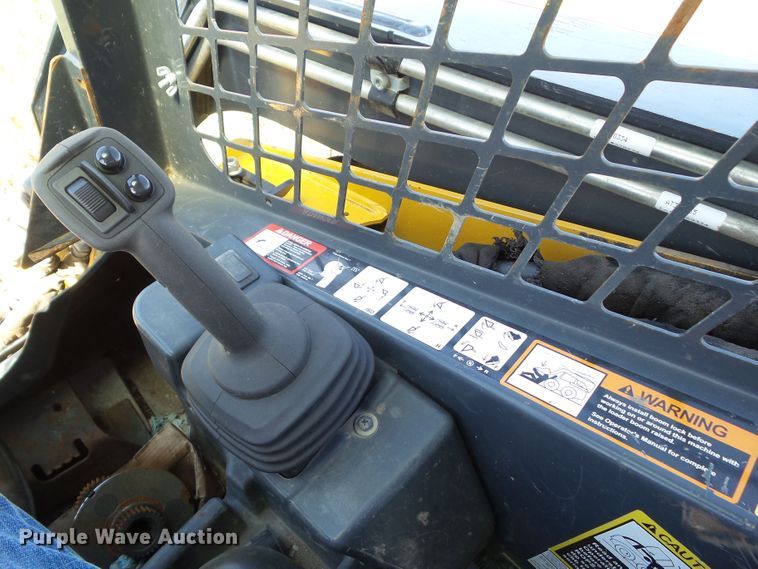 image for item DF0796 2015 John Deere 333E skid steer