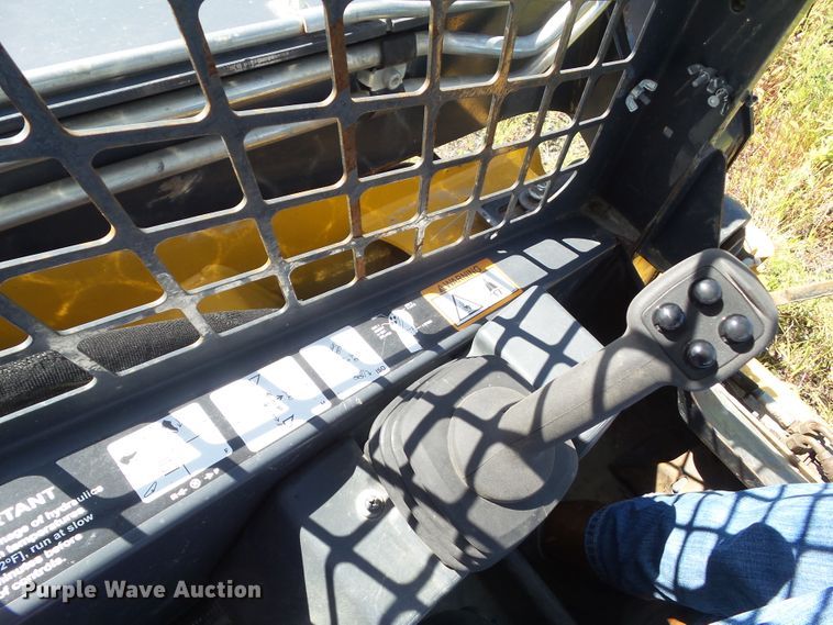 image for item DF0796 2015 John Deere 333E skid steer