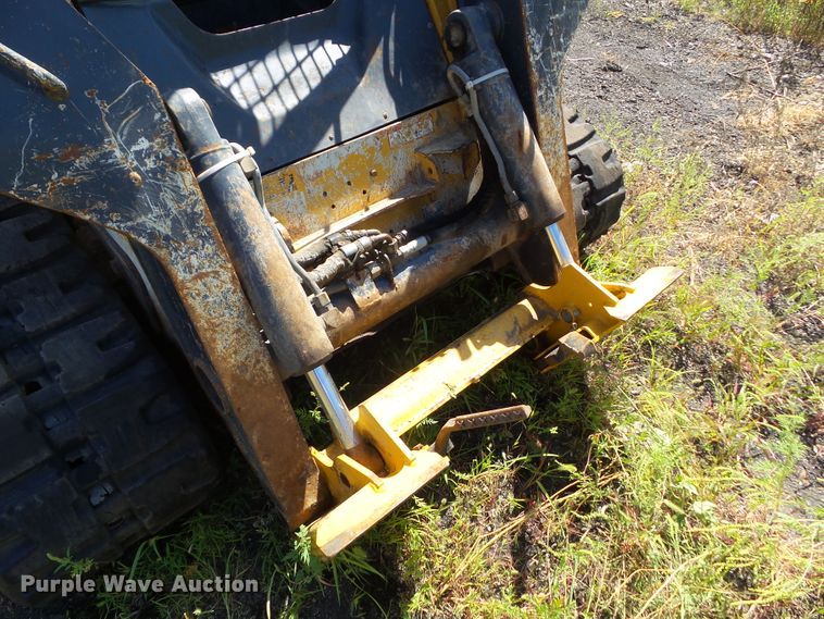 image for item DF0796 2015 John Deere 333E skid steer