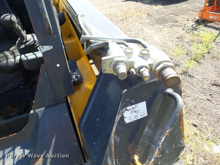 image for item DF0796 2015 John Deere 333E skid steer