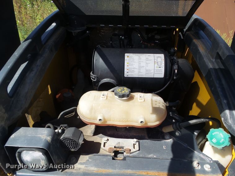 image for item DF0796 2015 John Deere 333E skid steer