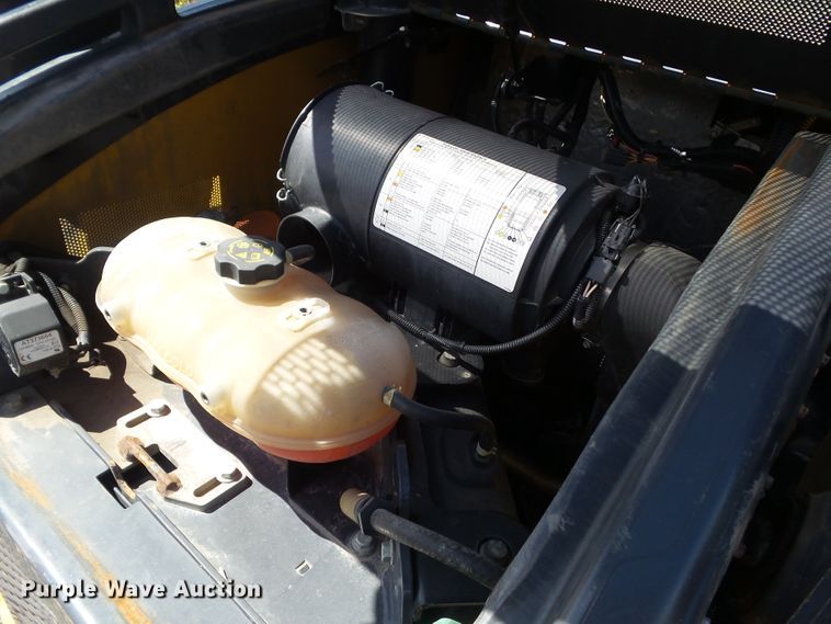 image for item DF0796 2015 John Deere 333E skid steer