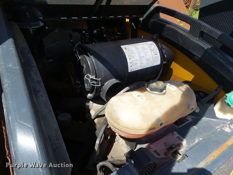 image for item DF0796 2015 John Deere 333E skid steer