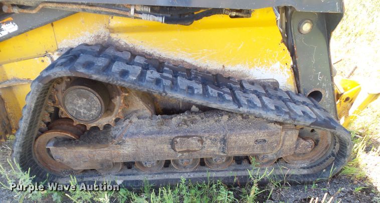 image for item DF0796 2015 John Deere 333E skid steer