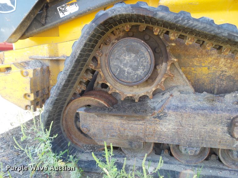 image for item DF0796 2015 John Deere 333E skid steer