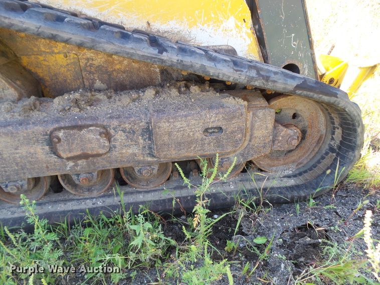image for item DF0796 2015 John Deere 333E skid steer
