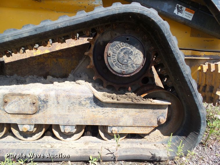 image for item DF0796 2015 John Deere 333E skid steer