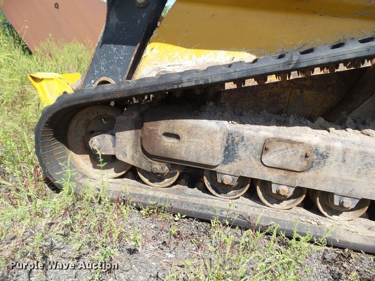 image for item DF0796 2015 John Deere 333E skid steer