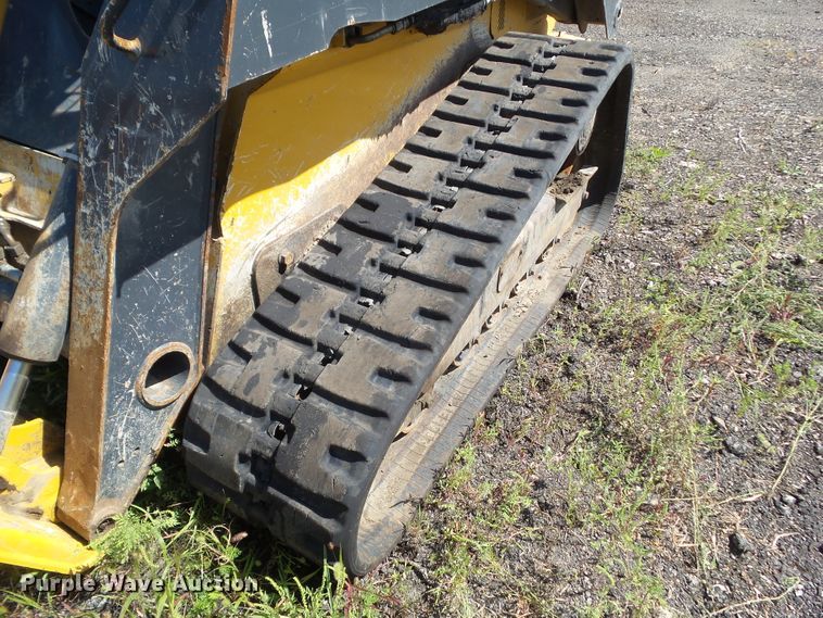 image for item DF0796 2015 John Deere 333E skid steer