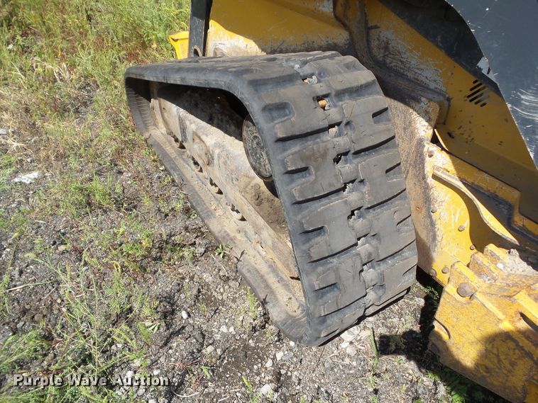 image for item DF0796 2015 John Deere 333E skid steer