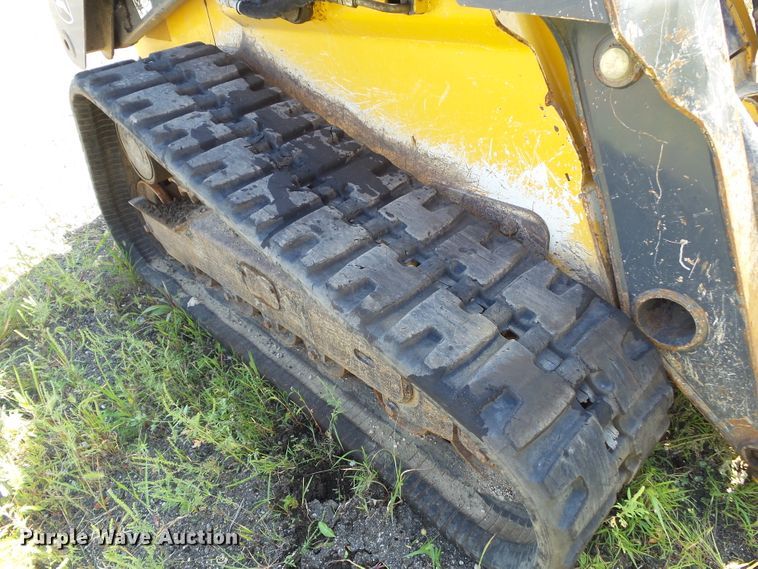 image for item DF0796 2015 John Deere 333E skid steer