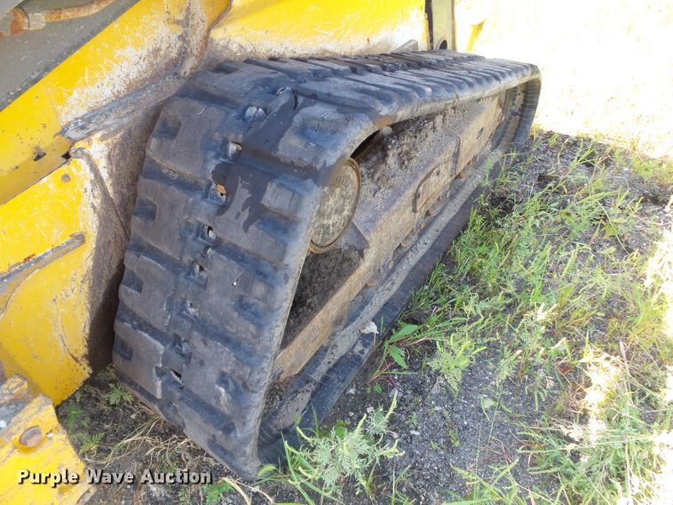 image for item DF0796 2015 John Deere 333E skid steer