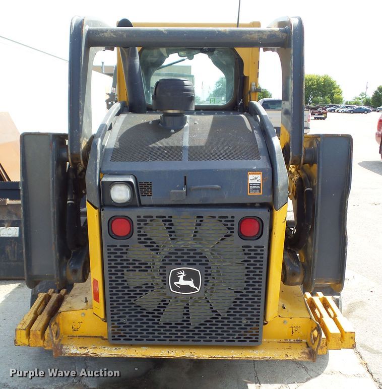 image for item DF0797 2015 John Deere 333E skid steer